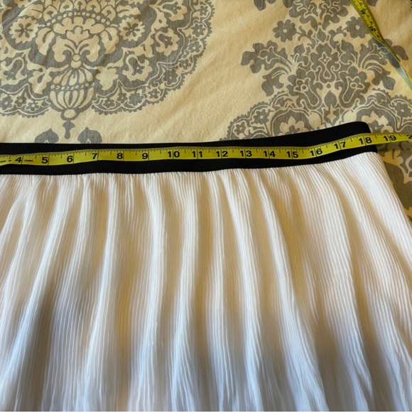 Black and White Pleated Color Block Skirt - Picture 4 of 5